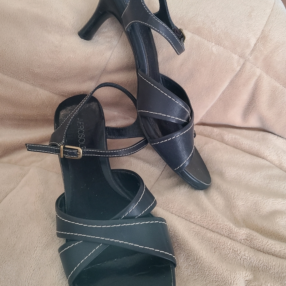 Aerosols Leather Navy Heels